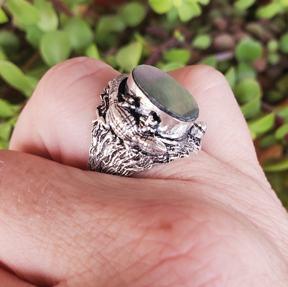New Unique Mother of Pearl Lizard Silver Ring. - Picture 3 of 15